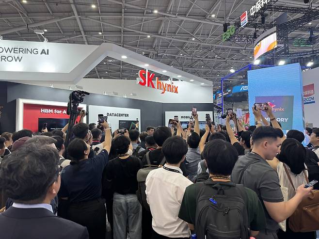 젠슨 황 CEO를 보기 위해 SK하이닉스에 몰린 방문객들 (타이베이=연합뉴스) 강태우 기자 = 젠슨 황 엔비디아 CEO가 20일 오후 대만 타이베이 난강 전시관에서 개최된 '컴퓨텍스 2025'에서 SK하이닉스 부스를 찾았다. 2025.5.20 burning@yna.co.kr