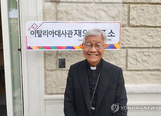 투표 마친 유흥식 추기경 (로마=연합뉴스) 신창용 특파원 = 제21대 대통령 선거 재외투표 첫날인 20일(현지시간) 유흥식 추기경이 이탈리아 로마 주이탈리아 한국대사관 내에 마련된 재외 투표소에서 투표를 마친 뒤 사진 촬영에 응하고 있다. 2025.5.20 changyong@yna.co.kr