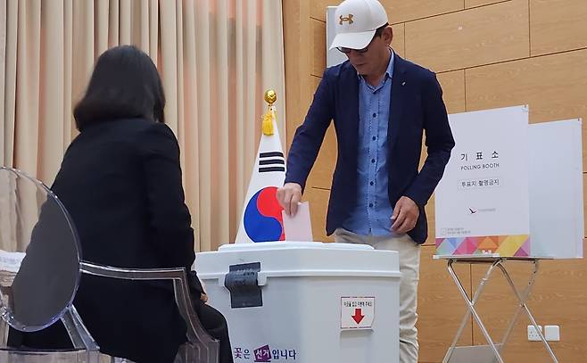 21대 대선…남아공에서도 소중한 한 표 (프리토리아=연합뉴스) 유현민 특파원 = 제21대 대통령 선거 재외투표 첫날인 20일(현지시간) 남아프리카공화국 프리토리아 주남아공 한국대사관에 마련된 재외투표소에서 교민 윤문수(56) 씨가 투표하고 있다. 2025.5.20 hyunmin623@yna.co.kr