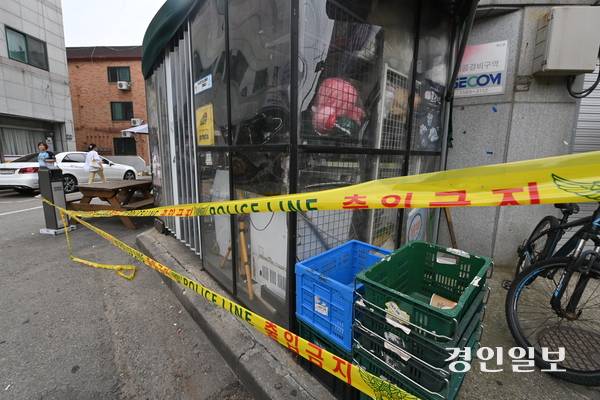 시흥시 정왕동에서 흉기를 휘둘러 2명이 숨진 사건이 발생한 가운데 21일 오후 경찰들이 사건 현장 인근을 순찰하고 있다. 2025.5.21 /최은성기자 ces7198@kyeongin.com