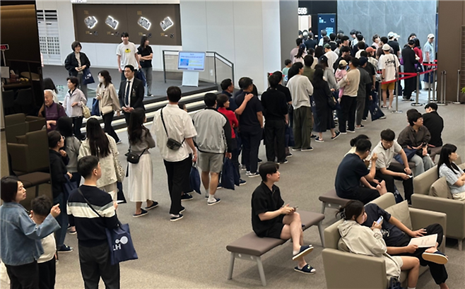 ▲지난 10일부터 인천 서구에 마련된 부천대장 A7, 8블록 견본주택 관람을 위해 대기하는 모습./사진제공=LH인천본부