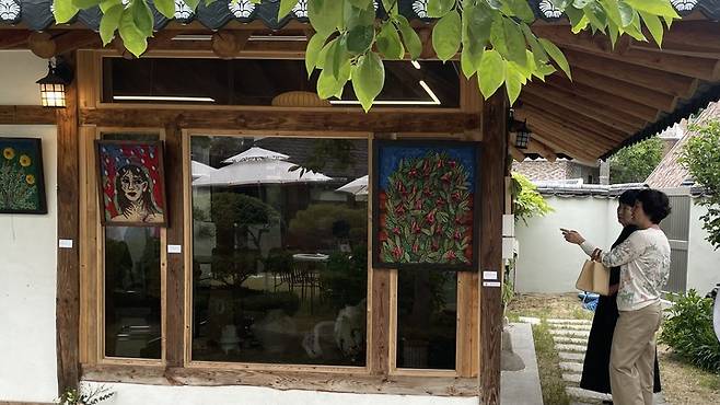 이날 삼사오오 방문한 관람객들은 전시 작품들을 둘러보면서 사진도 찍기도 했다.