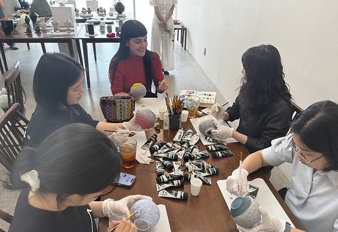 에에밀리 작가가 본지 신문을 활용한 소형 등 제작 체험수업을 하는 모습.