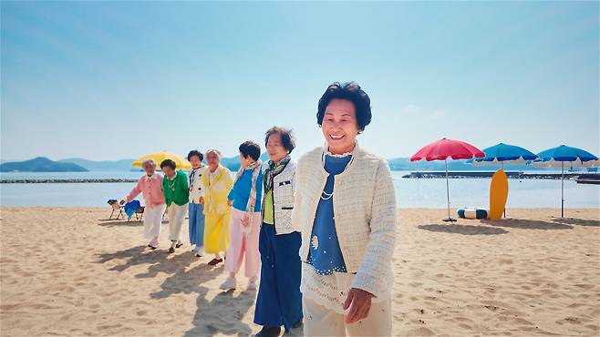 “바다처럼 시원한 웃음” 백사장을 배경으로 나란히 걷는 수니와칠공주 할머니들이 환한 미소를 지으며 바다 여행의 매력을 전하고 있다. /칠곡군 제공