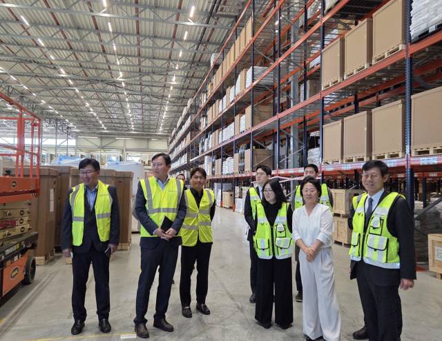 BPA 송상근(왼쪽 사진 오른쪽 첫번째) 사장이 네덜란드 로테르담 물류센터 현장을 둘러보고 있다. BPA 제공