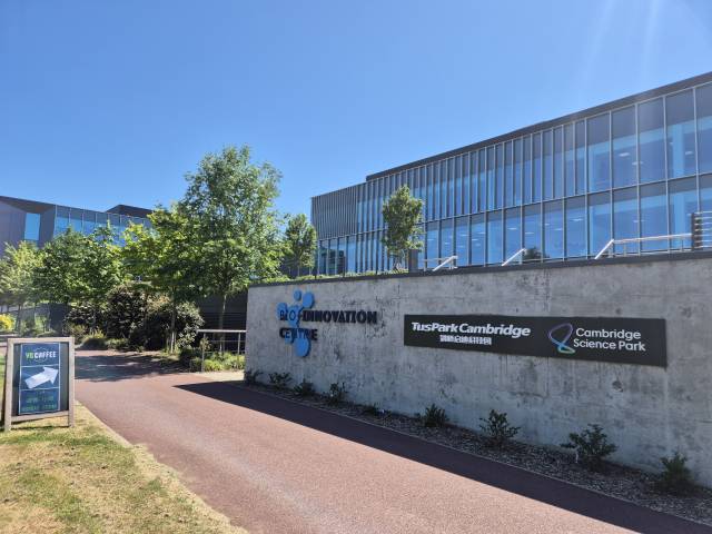 영국 케임브리지에 위치한 케임브리지 사이언스 파크 내부의 연구단지 전경.