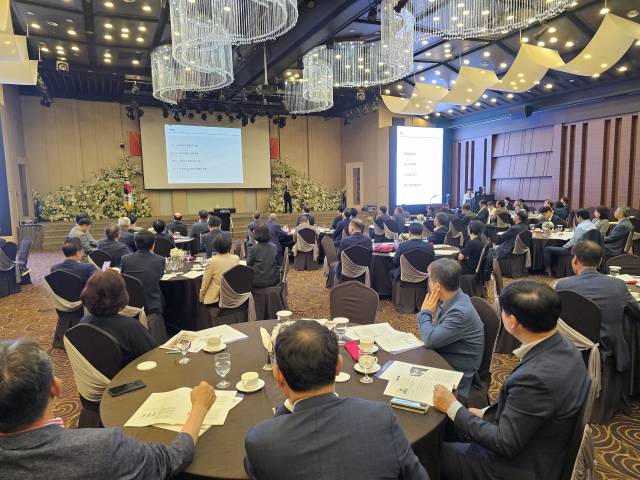 21일 호텔인터내셔널 창원에서 경남경영자총협회의 제330회 노사합동 조찬세미나가 열려 허준영 서강대 경제학부 부교수의 ‘트럼프 2기 시대, 글로벌 경제전망’ 강연이 진행되고 있다.