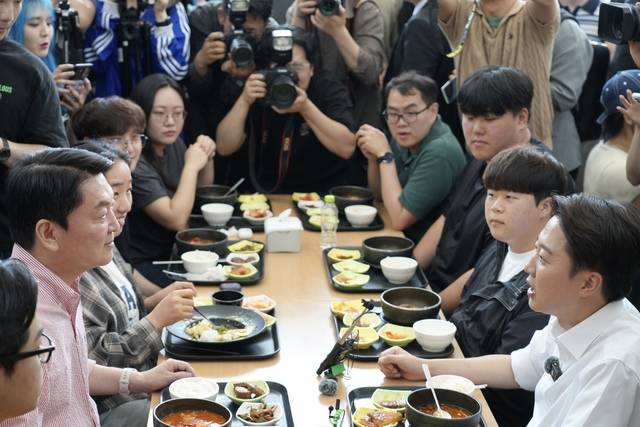 이준석 개혁신당 대선 후보와 안철수 국민의힘 공동선대위원장이 21일 경기 성남시 수정구 가천대학교 글로벌캠퍼스 학생식당에서 학생들과 점심 식사를 하고 있다.(사진:개혁신당 선대본 제공)