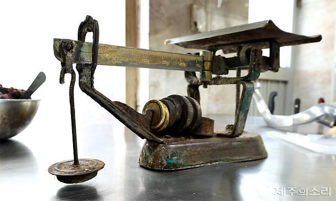 빵집 한 켠을 차지하고 있는 오래된 추 저울. 어머니가 운영하던 시절부터 사용하던 것으로 세월의 흔적이 고스란히 드러난다. ⓒ제주의소리