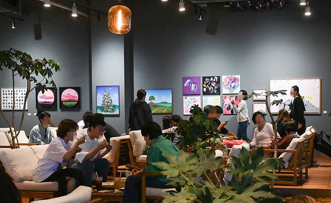 제주당 베이커리가 문화플랫폼 공간으로 변신하고 있다. 아트인제주 특별전 전시 모습. ⓒ제주의소리