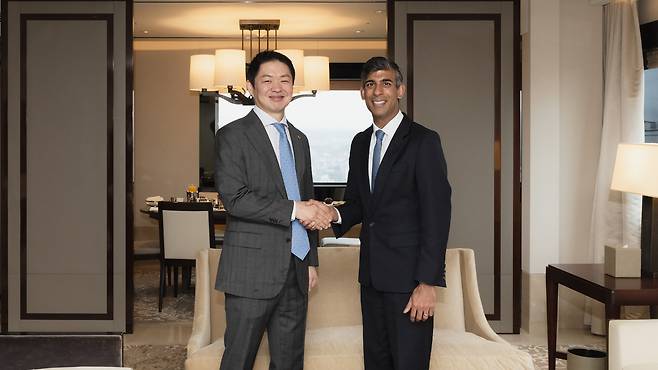 최성환(왼쪽) SK네트웍스 사업총괄 사장과 리시 수낵 영국 전 총리가 지난 20일 회동 후 기념사진을 찍고 있다./사진=SK네트웍스