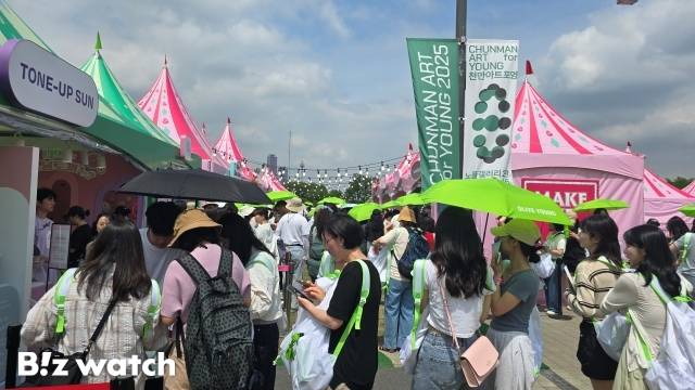 2025 올리브영 페스타에 참여한 방문객들이 올리브영 우산을 쓰고 있다. /사진=김지우 기자 zuzu@