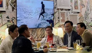 국민의힘 대선 선대위 유상범 단일화추진본부장, 김대식 대외협력본부장, 조광한 대외협력부본부장, 이성배 선대위 대변인이 19일 미국 하와이에서 홍 전 시장을 만나고 있다. (사진=연합뉴스)