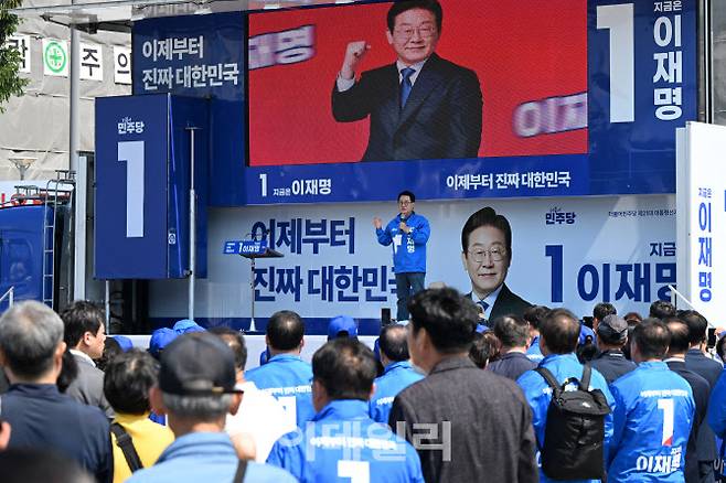 제21대 대통령선거 공식 선거 운동 첫날인 12일 오후 광주 동구 5·18 민주광장에서 더불어민주당 진짜 대한민국 광주 선거대책위원회 출정식이 열린 가운데 박지원 공동선대위원장이 이재명 후보 지지를 호소하고 있다.(사진=뉴시스)