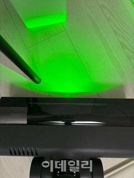 청소기 헤드의 녹색 불빛이 머리칼 한올도 놓치지 않게 해준다.