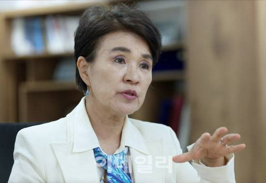 [이데일리 노진환 기자] 강금실 민주당 총괄선대위원장이 19일 서울 영등포구 여의도 중앙당사에서 이데일리와 인터뷰를 하고 있다.