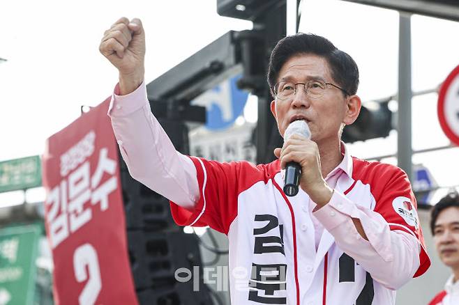 [사진=이데일리 방인권 기자]김문수 국민의힘 대선후보가 20일 오후 서울 강동구 광진교 남단사거리 앞에서 열린 강동을 새롭게 유세에서 지지를 호소하고 있다.