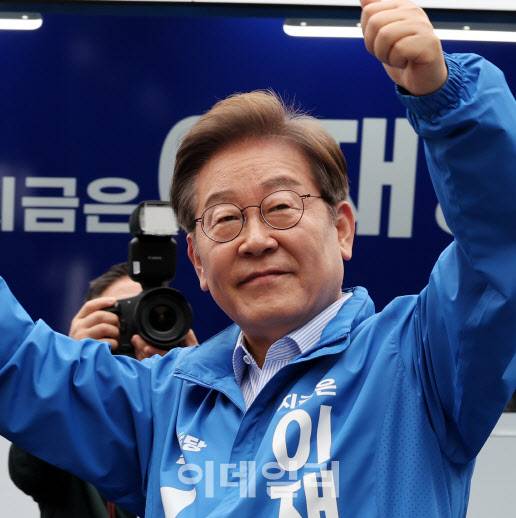 이재명 더불어민주당 대선 후보가 20일 경기 의정부 태조이성계상 앞에서 열린 집중유세에 참석, 연설을 마친 뒤 손을 들어 지지자들에게 답하고 있다. (사진=노진환 기자)
