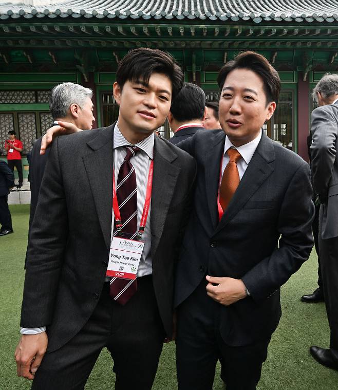 혁신당 이준석 대선 후보(오른쪽)가 21일 서울 신라호텔에서 열린 제16회 조선일보 아시안리더십콘퍼런스(ALC)에서 국민의힘 김용태 비상대책위원장과 대화하고 있다.(사진=연합뉴스)