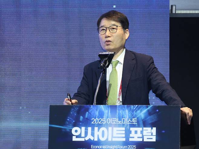 이근 한국경제학회 회장(중앙대 석학교수)가 21일 서울 여의도 FKI타워에서 열린 ‘2025 이코노미스트 인사이트포럼 ’에서 기조연설을 하고 있다.(사진=이코노미스트)