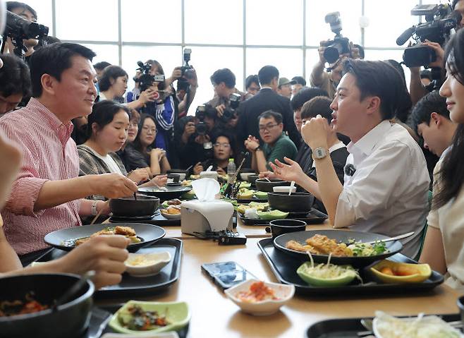 개혁신당 이준석 대선 후보와 국민의힘 안철수 의원이 21일 ‘학식먹자 이준석’ 행사가 열린 경기 성남시 가천대학교 글로벌캠퍼스에서 학생들과 학식을 먹으며 대화를 나누고 있다.(사진 = 연합뉴스)