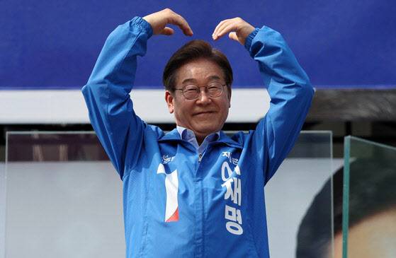 이재명 더불어민주당 대선후보가 21일 인천광역시 부평역 북광장에서 열린 집중유세에서 하트를 만들고 있다.(사진=연합뉴스)