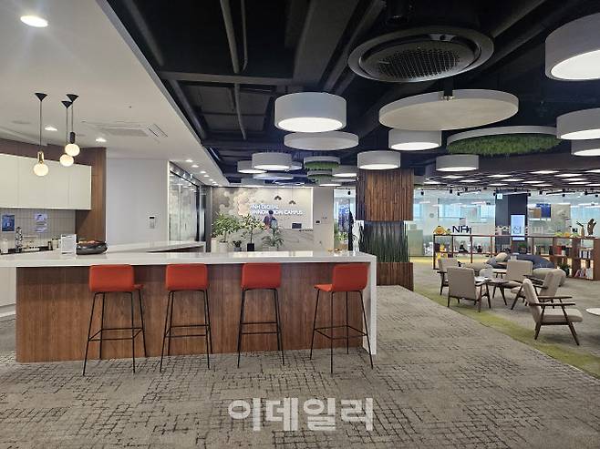 [이데일리 김나경 기자]서울 서초구 양재동 NH디지털혁신캠퍼스 5층 ‘NH오픈비즈니스허브’는 스타트업에 7인실, 34인실 등 규모별 사무공간과 아침식사를 무료로 제공한다. 20일 NH오픈비즈니스허브에서 스타트업 직원이 업무를 보고 있다.