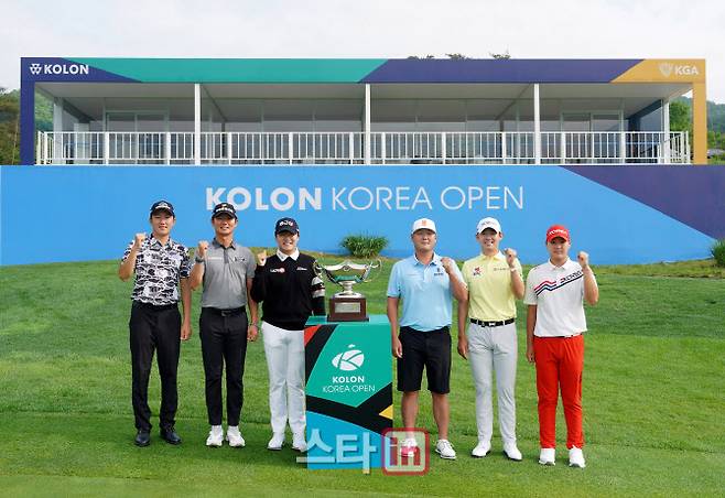 22일 강원도 춘천시 라비에벨 듄스 코스에서 개막하는 코오롱 제67회 한국오픈에 출전하는 선수들이 개막에 앞서 우승트로피 앞에서 선전을 다짐하고 있다. 왼쪽부터 김백준, 엄재웅, 김민규, 대니리, 김비오, 김민수. (사진=코오롱 한국오픈 조직위원회)