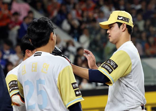 한화 이글스 문동주(오른쪽)