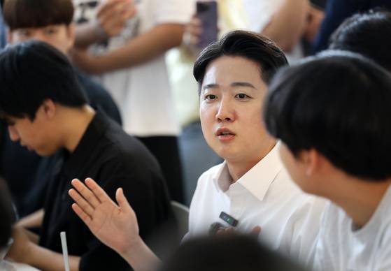 20일 광주 전남대에서 학생들과 점심을 먹으며 대화를 나누는 이준석 개혁신당 대선 후보. 〈사진=연합뉴스〉