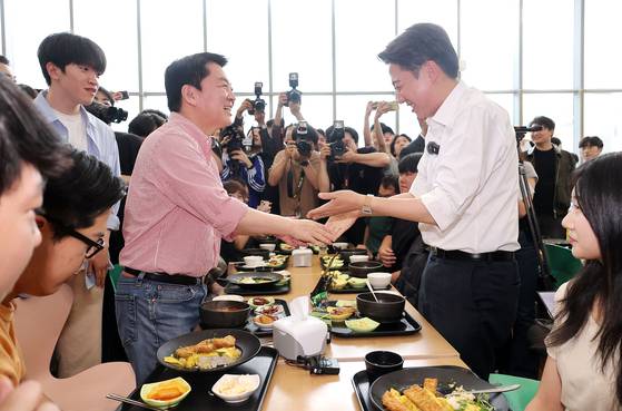 개혁신당 이준석 대선 후보가 21일 '학식먹자 이준석' 행사가 열린 경기 성남시 가천대학교 글로벌캠퍼스에서 행사에 참여한 국민의힘 안철수 의원과 만나 악수를 나누고 있다. 〈사진=연합뉴스〉