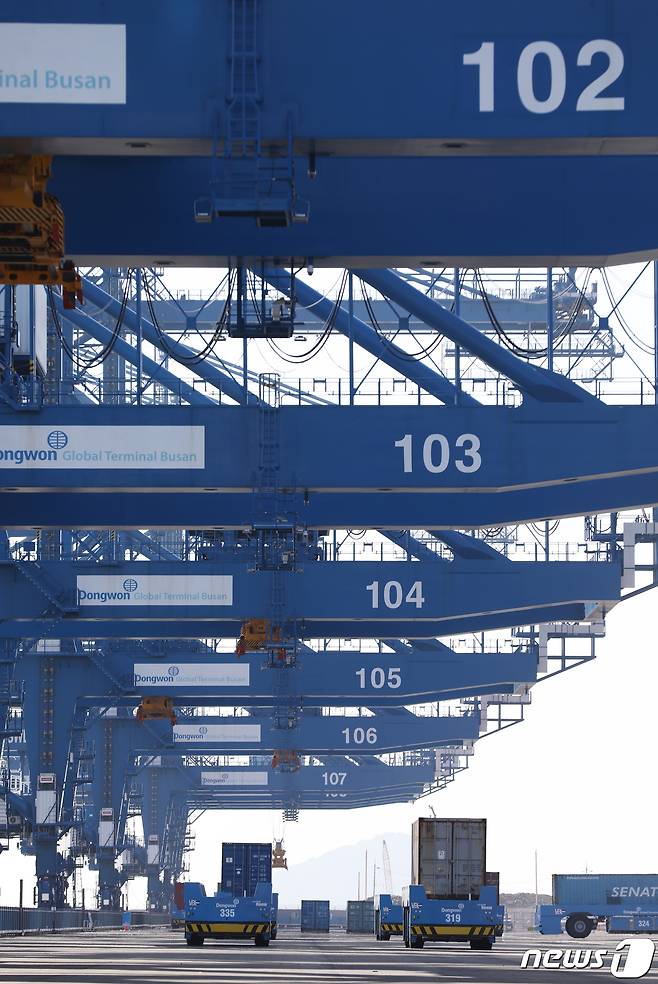 27일 부산항 신항 서컨테이너부두 2-5단계 현장 모습. 국내 최초 완전 자동화 부두인 서'컨' 2-5단계는 무인 원격 컨테이너크레인과 자동 이송장비(AGV)를 도입해 선박의 접안부터 항만 출입까지 모든 영역(선석-이송-장치장)에서 무인으로 운영된다. 2023.10.27/뉴스1 ⓒ News1 윤일지 기자
