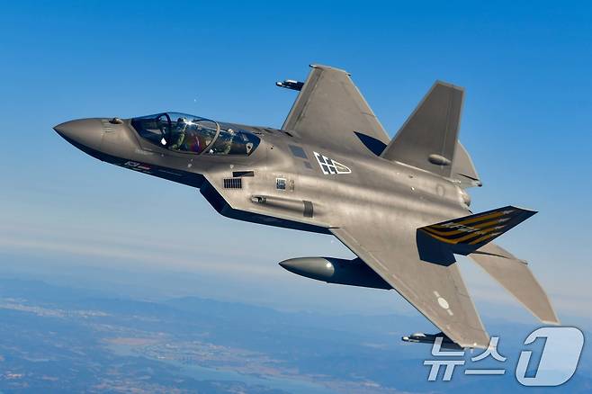 이영수 공군참모총장이 탑승한 KF-21이 지난 2월 19일 오전 사천기지 인근 상공에서 시험비행을 하고 있다. (공군 제공. 재판매 및 DB 금지) 2025.2.19/뉴스1