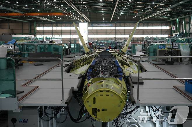 방위사업청은 20일 경남 사천시 한국항공우주산업(KAI)에서 국내 최초로 자체 개발한 전투기 KF-21 최초양산 1호기의 최종조립 착수 행사를 개최했다고 밝혔다. 사진은 조립 중인 KF-21 최초양산 1호기 모습. (방위사업청 제공. 재판매 및 DB 금지) 2025.5.20/뉴스1