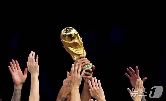 월드컵 우승 트로피. 2022.3.27. ⓒ 로이터=뉴스1 ⓒ News1 김성식 기자