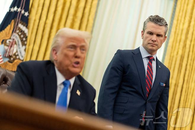 21일(현지시간) 도널드 트럼프 미국 대통령이 워싱턴DC 백악관에서 발언하고 있는 가운데 피트 세그세스 국방장관이 이를 지켜보고 있다. 2025.03.21 ⓒ 로이터=뉴스1 ⓒ News1 김지완 기자