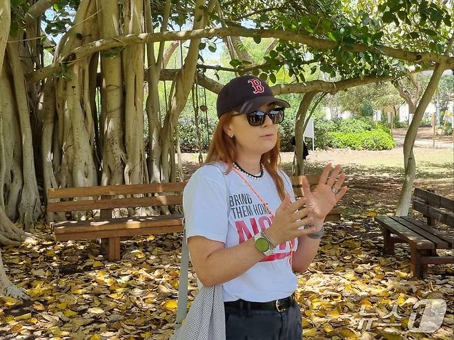 이스라엘 남부 도시 키부츠의 니르오즈에서 20일(현지시간) 지난 2023년 10월7일 하마스의 기습공격에서 가까스로 생존한 올라 메츠겔이 한국 기자단을 상대로 당시의 상황을 전하고 있다.