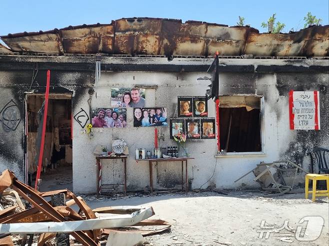 니르오즈 키부츠에서 하마스의 공격으로 전소된 집.