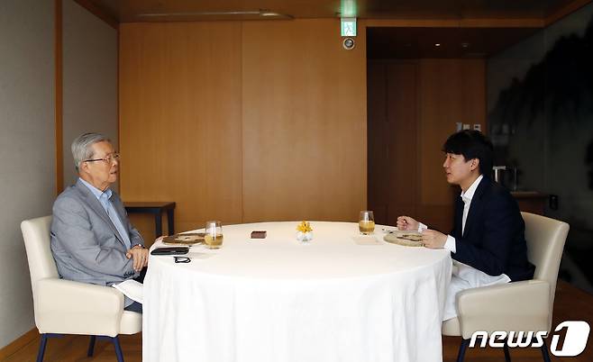 2021년 6월 19일 이준석 국민의힘 대표(오른쪽)가 서울 시내의 한 한식당에서 김종인 전 국민의힘 비상대책위원장과 대화하고 있다. 2021.6.29/뉴스1 ⓒ News1 이승배 기자