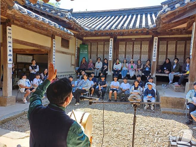 추사고택 마당에서 진행된 판소리 공연 모습. . (예산군 제공. 재판매 및 DB 금지)2025.5.21/뉴스1