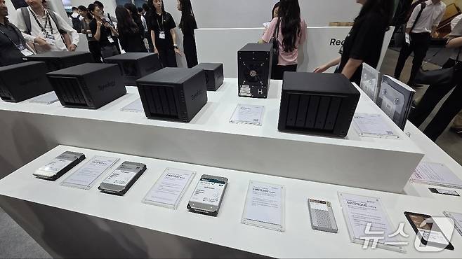 '컴퓨텍스 2025' 시놀로지 전시관에서 석미은 시니어 세일즈 매니저가 전시관 투어를 진행하고 있다.2025.5.20/뉴스1 ⓒ News1 김민석 기자