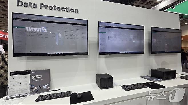 '컴퓨텍스 2025' 시놀로지 전시관에서 석미은 시니어 세일즈 매니저가 전시관 투어를 진행하고 있다.2025.5.20/뉴스1 ⓒ News1 김민석 기자