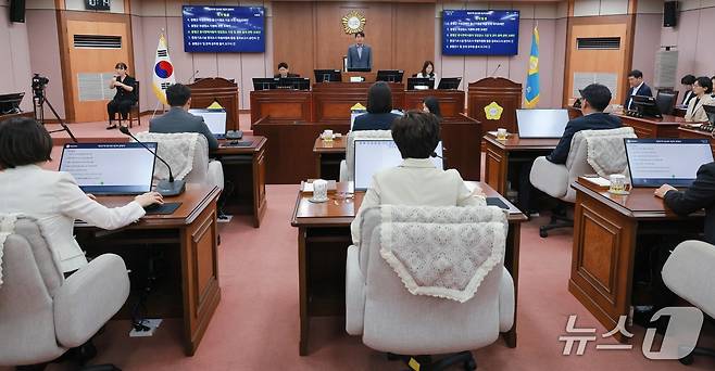 충북 증평군의회 본회의에서 수어통역사가 수어 통역 서비스를 제공하고 있다.(증평군의회 제공)/뉴스1