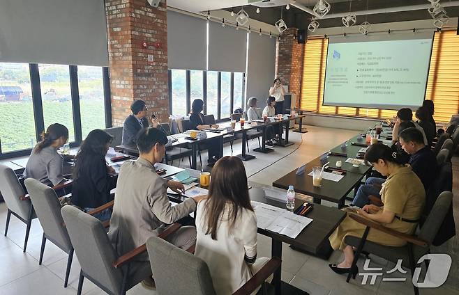 (서울=뉴스1) 강승지 기자 = 한국한의약진흥원은 지난 20일 전북 익산에서 한의 관련 사업 추진 현황을 공유받으며 사업 활성화 방안 모색을 위한 간담회를 가졌다고 21일 밝혔다.(한국한의약진흥원 제공)