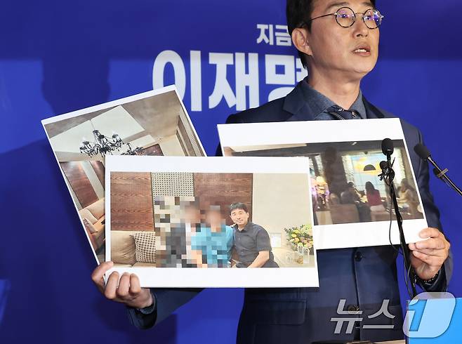 국회 과학기술정보방송통신위원회 소속 노종면 더불어민주당 의원이 19일 오후 서울 여의도 더불어민주당사에서 기자회견을 열고 지귀연 서울중앙지법 부장판사 룸살롱 출입 증거 사진을 공개하고 있다.2025.5.19/뉴스1 ⓒ News1 이재명 기자