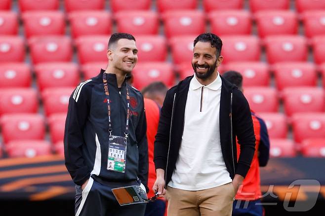 후벵 아모림 맨체스터 유나이티드 감독(오른쪽)과 디오고 달로. ⓒ AFP=뉴스1