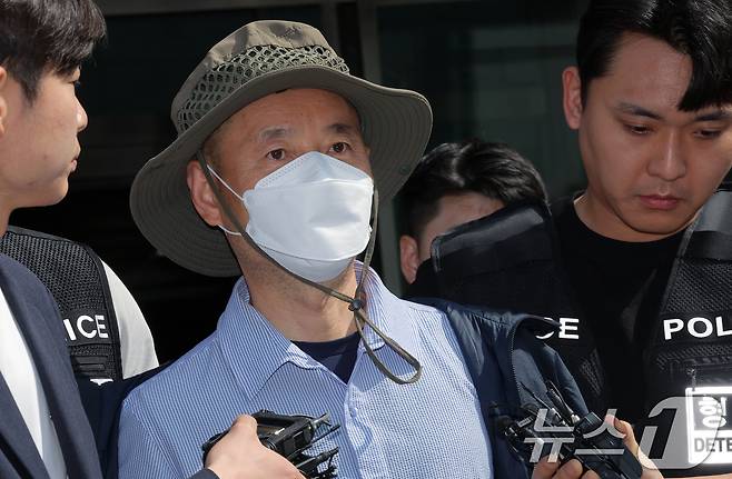 금전 문제로 갈등을 빚은 지인과 평소 앙심을 품었던 이웃 등 4명을 살상한 혐의로 체포된 피의자 차철남(56·중국 국적)이 21일 오전 경기도 시흥시 장곡동 시흥경찰서에서 구속 전 피의자 심문(영장실질심사)을 받기 위해 나오고 있다. 2025.5.21/뉴스1 ⓒ News1 박정호 기자
