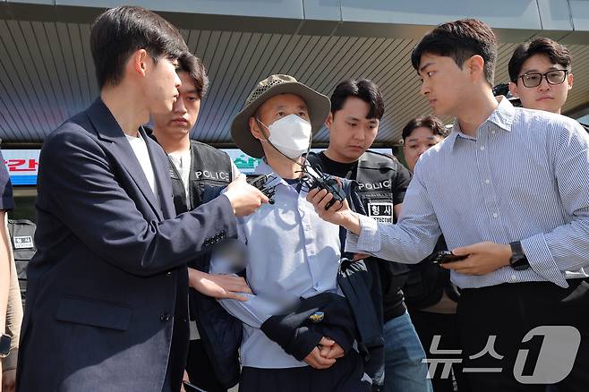 금전 문제로 갈등을 빚은 지인과 평소 앙심을 품었던 이웃 등 4명을 살상한 혐의로 체포된 피의자 차철남(56·중국 국적)이 21일 오전 경기도 시흥시 장곡동 시흥경찰서에서 구속 전 피의자 심문(영장실질심사)을 받기 위해 나오고 있다. 2025.5.21/뉴스1 ⓒ News1 박정호 기자