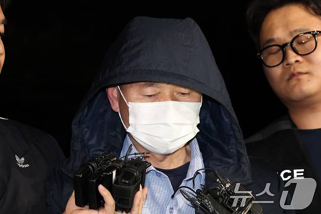 '시흥 흉기 공격' 용의자 차철남이 19일 오후 경기 시흥시 장곡동 시흥경찰서로 압송되고 있다. 이날 경기 시흥시 정왕동 일대에서 흉기 피습 사건 4건이 잇따라 발생해 2명이 사망한 것으로 확인됐다. 2025.5.19/뉴스1 ⓒ News1 김영운 기자