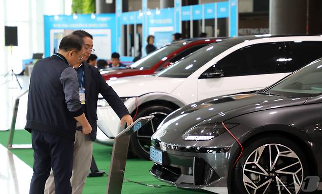 2024년 4월30일 오후 제주국제컨벤션센터에서 열린 제11회 국제e-모빌리티엑스포에서 관람객이 전시된 전기자동차를 살펴보고 있다.2024.4.30./뉴스1 ⓒ News1 오미란 기자